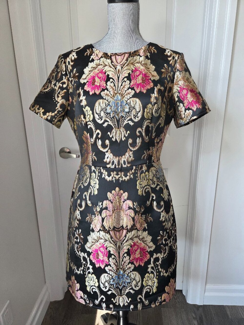LIpsy dress in brocade gold lace print short sleeve elegant party size 10